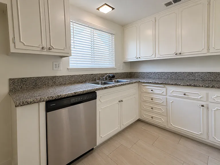 15176 Oakwood Ln — Photo 10