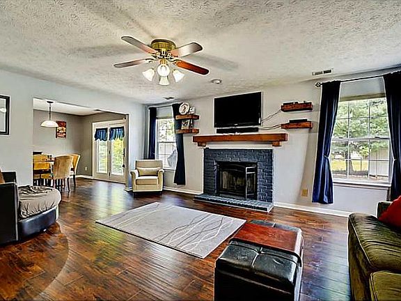 3rd image of 5748 Oakcrest Dr