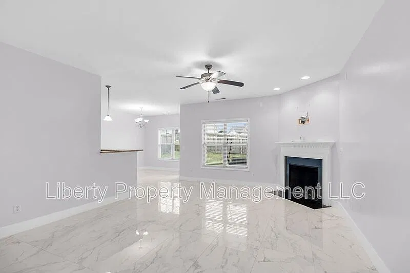 4 bed, 3.0 bath, 2304 sqft, $1,950 — Photo 3