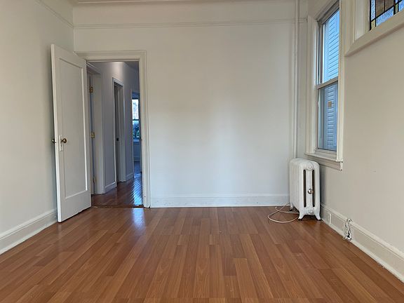 5th image of 212 Mallory Ave #1E