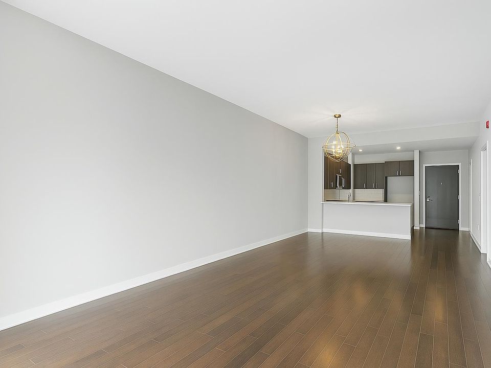 2nd image of 1100 Maxwell Ln Unit 1007