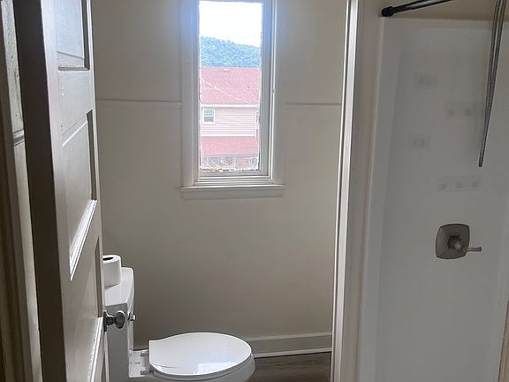 5th image of 318 Spruce St