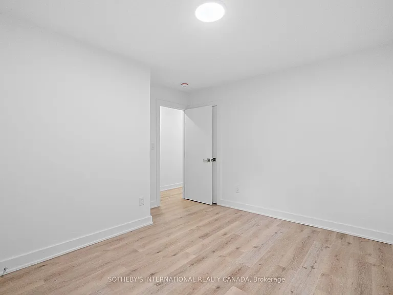 28 Strathgowan Ave #MAIN — Photo 6