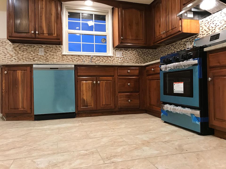 2nd image of 518 Surrey Ave