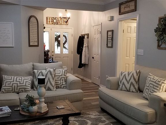 4th image of 395 Dogwood St