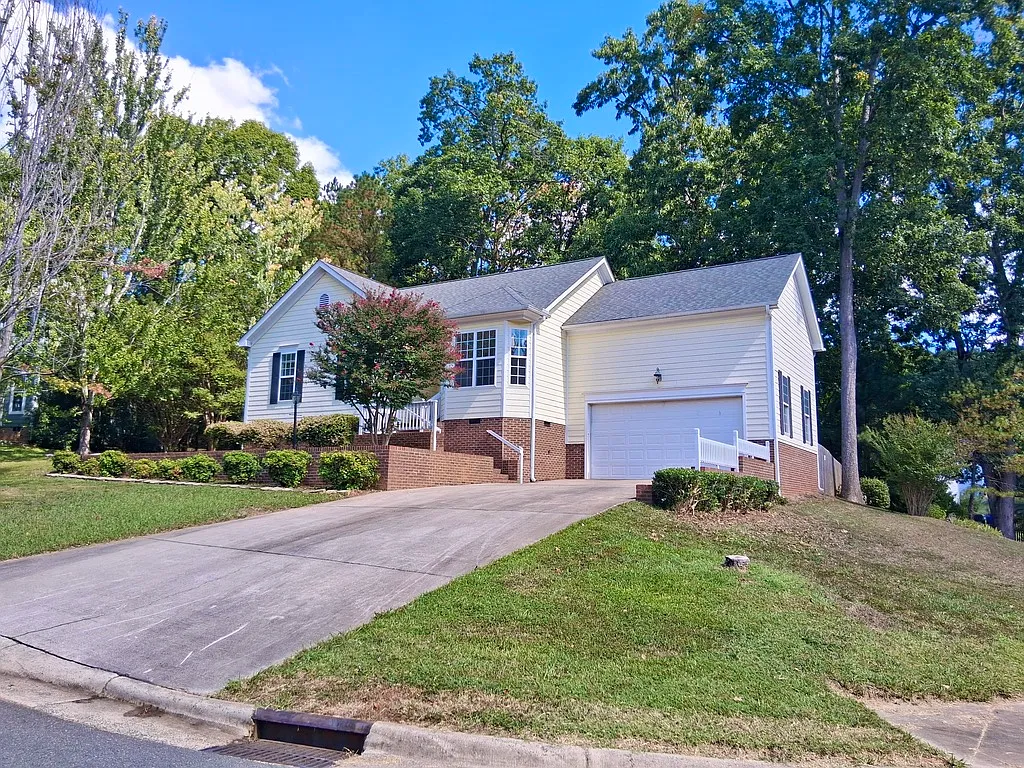 3 bed, 1570 sqft, $2,390 — Photo 2