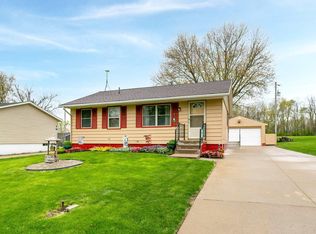 1471 Glenwood Dr, Le Claire, IA 52753