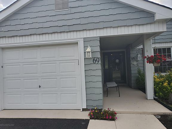 2nd image of 69 Buckingham Drive N
