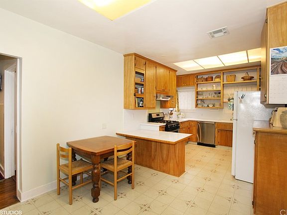 5th image of 338 N Barranca Ave