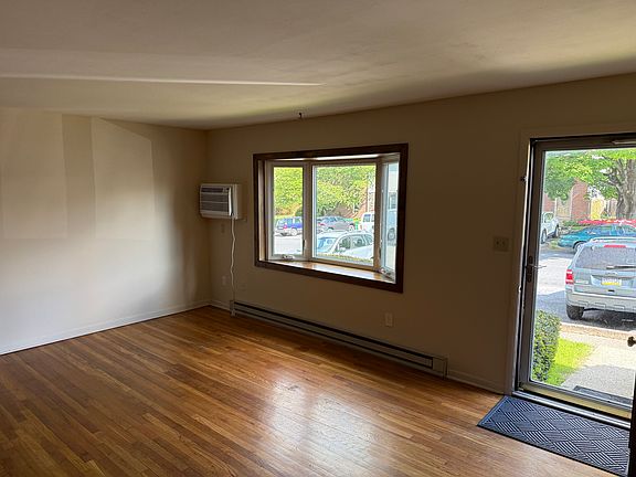 3rd image of 5742 Greens Dr