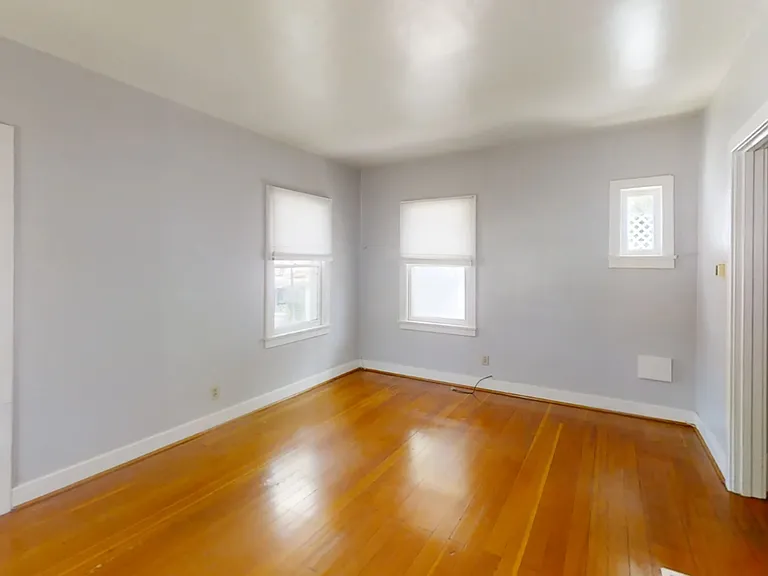 325 N Harwood St — Photo 2