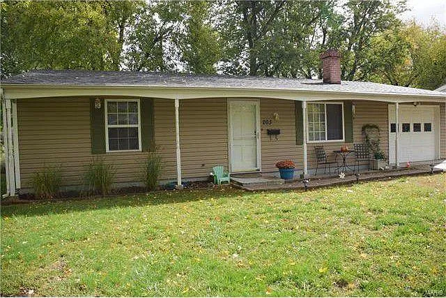 203 Willow Dr photo 1