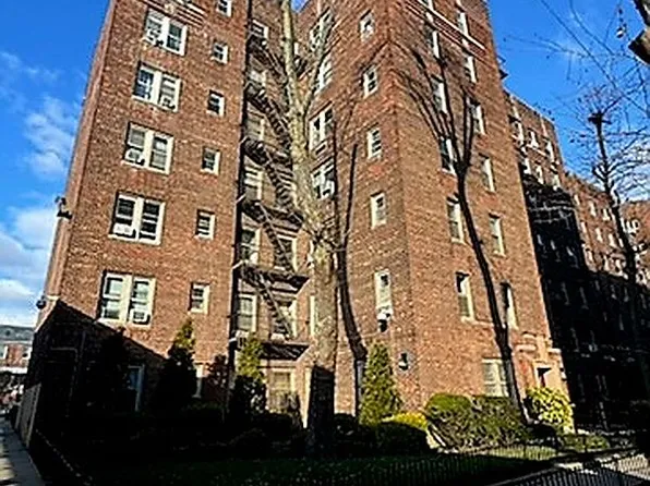 48-23 42nd St #1J, Woodside, NY 11377