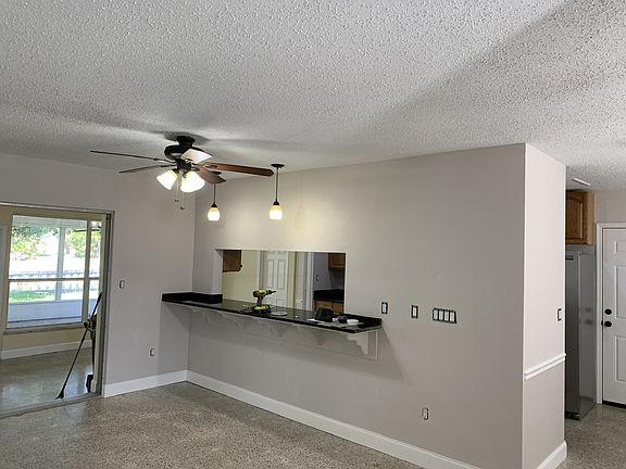 Countertop eating / Pass through from kitchen to living room