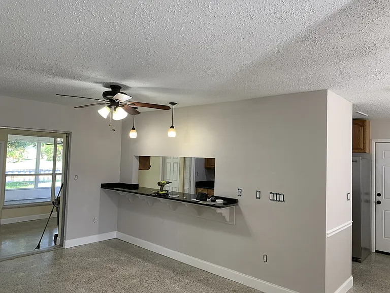 Countertop eating / Pass through from kitchen to living room