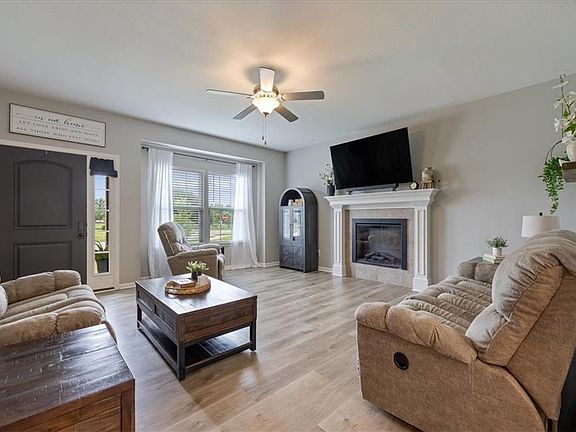 4th image of 1203 SW Burns Cir