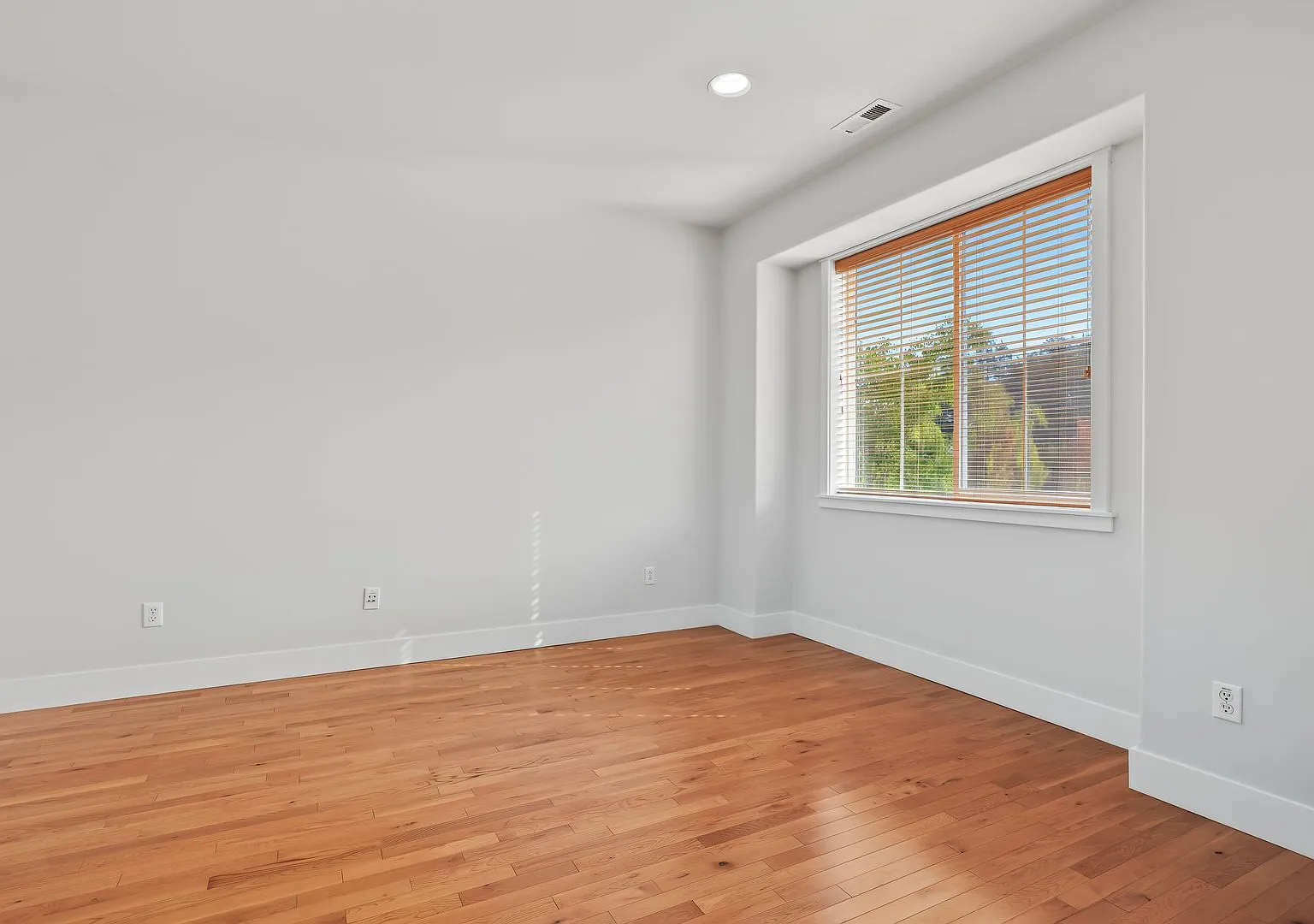 4BR, 2.5 Bath + Loft DuPont Home — Photo 4