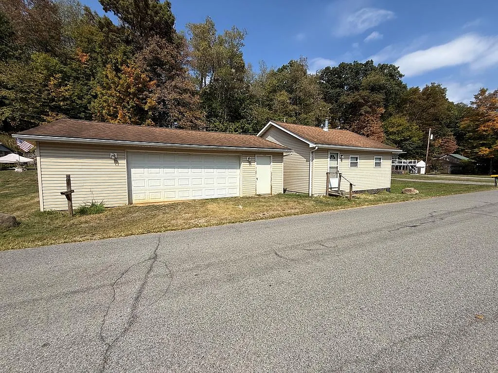 230 Causeway Dr photo 1