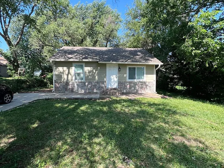 1919 SE Michigan Ave — Photo 2