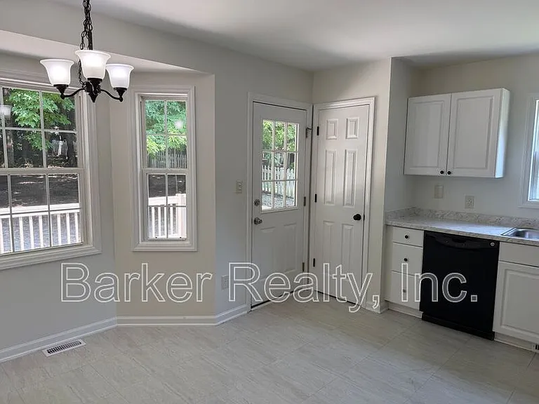 704 Southampton Dr — Photo 10