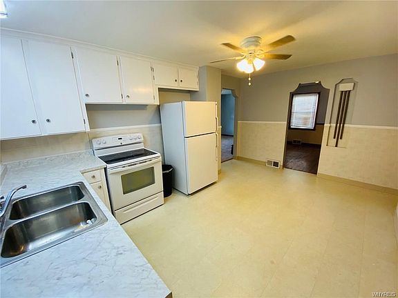 3rd image of 2845 Macklem Ave