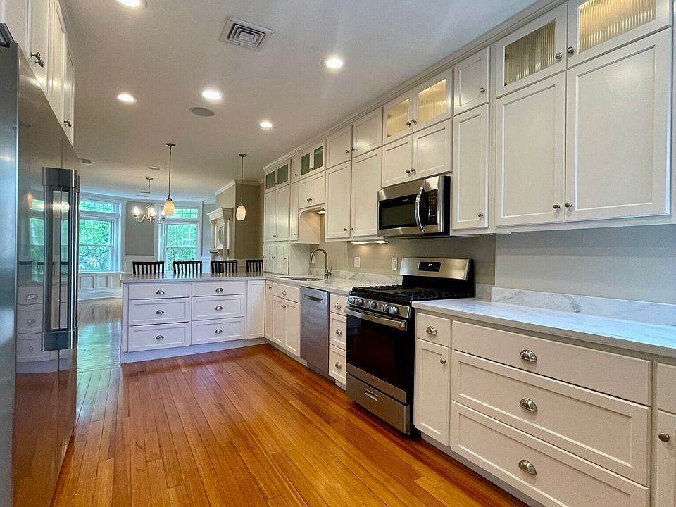 1st image of 5 Strathmore Rd APT 3