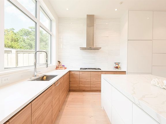 3rd image of 610 N Oak Cliff Blvd #103