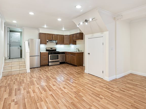 4th image of 284 Chenery St #284