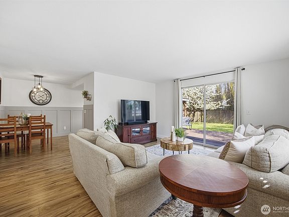 3rd image of 2618 Superior Street