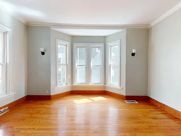 20-22B Holmes St #20 — Photo 3