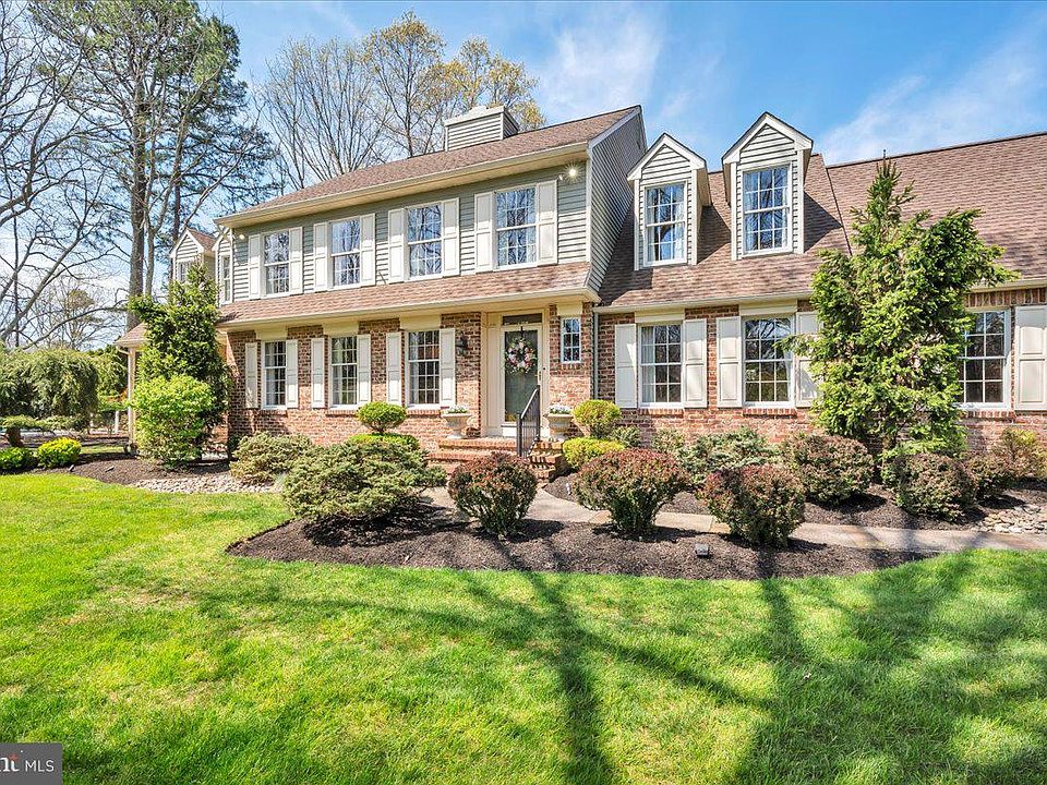 1st image of 10 Foxhill Dr