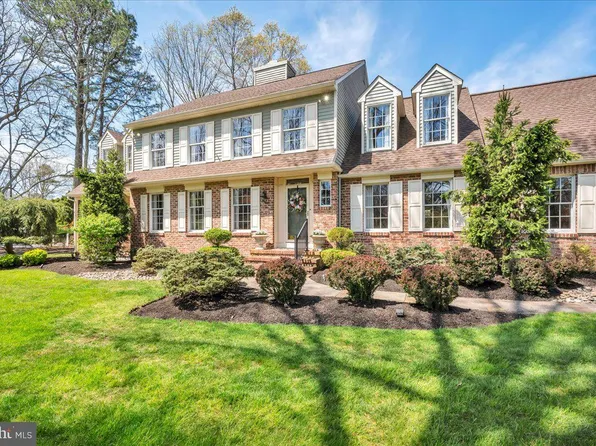 10 Foxhill Dr, Southampton, NJ 08088