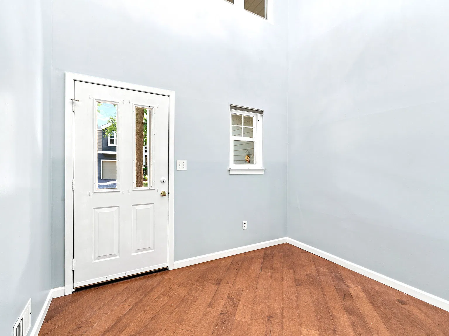 3 bed, 2400 sqft, $3,700 — Photo 3