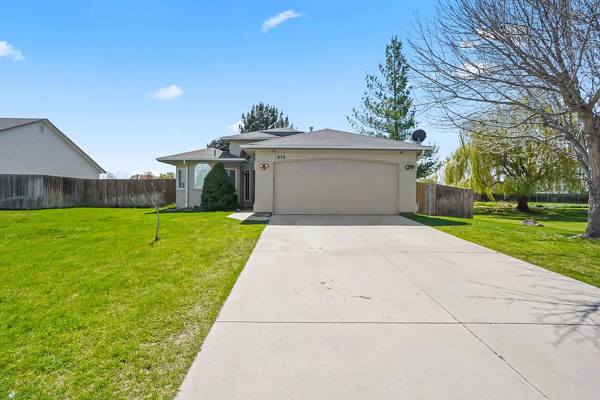 Building Photo - 979 Peregrine Dr