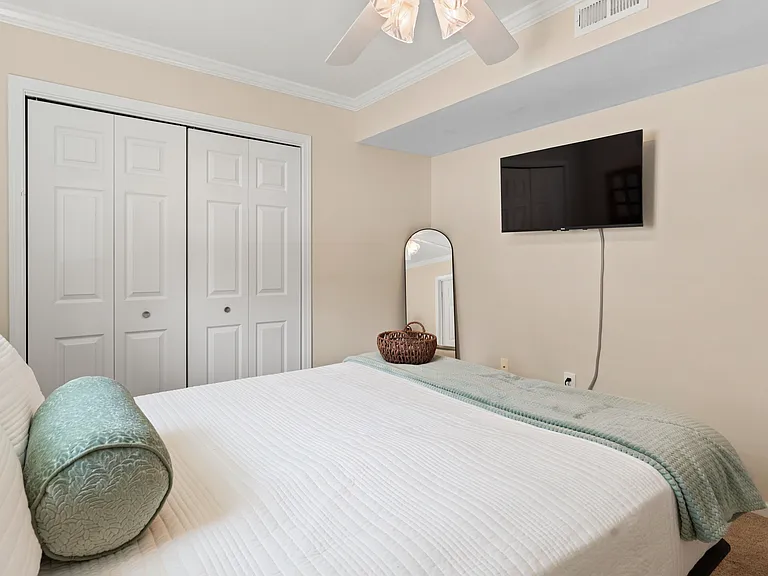 100 Harbor Dr — Photo 12