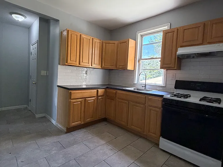 1 Oneida St #1 — Photo 7