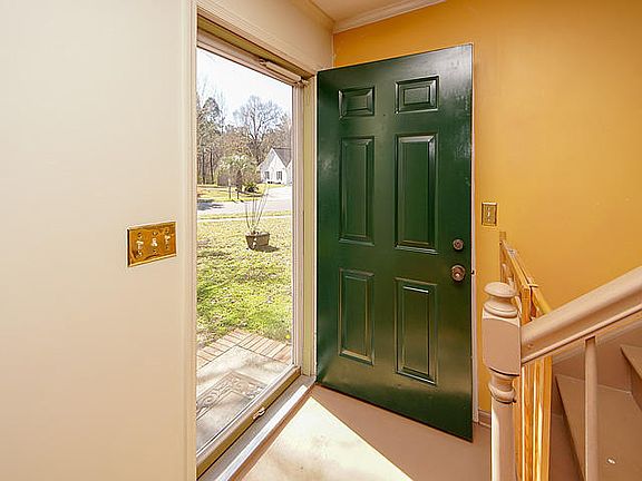 4th image of 819 Essex Dr