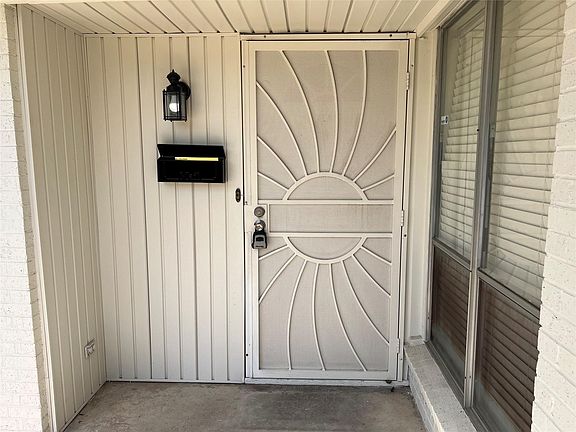 3rd image of 1006 McCallum Dr