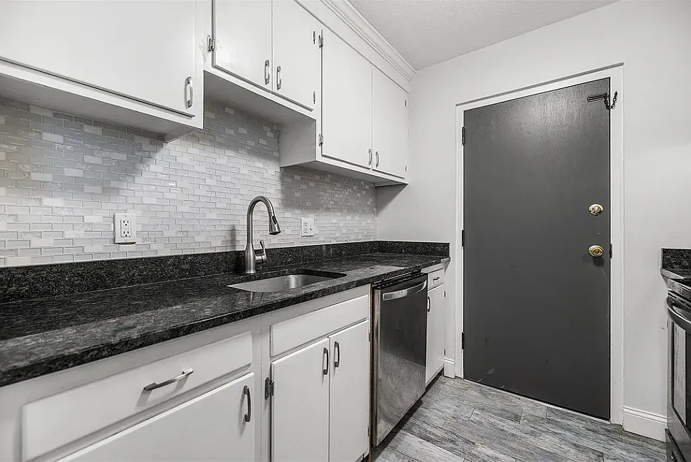 2 bed, 832 sqft, $2,200 — Photo 1