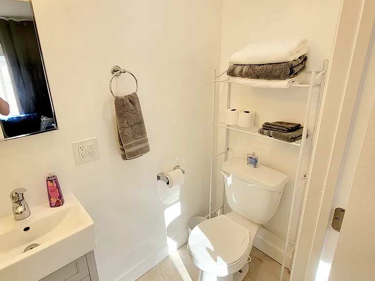1232 N June St #B — Photo 13
