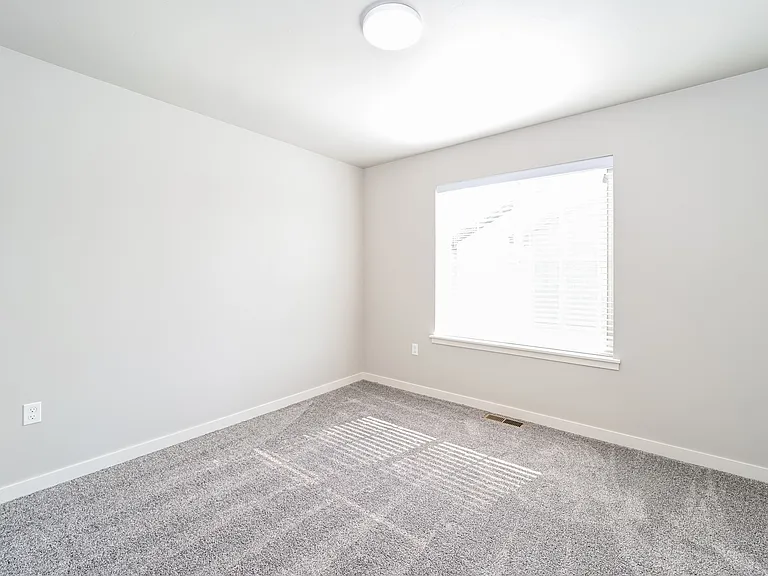012-photo-bedroom-13945233