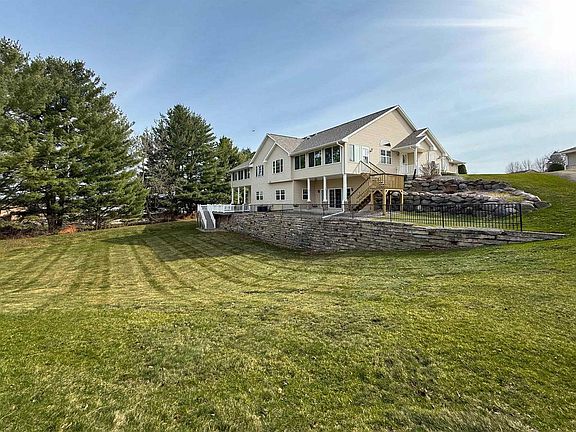 3rd image of 128 Summit Court