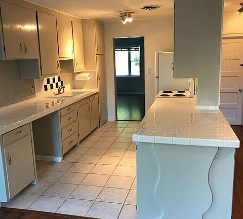 4th image of 919 Mayfair Cir