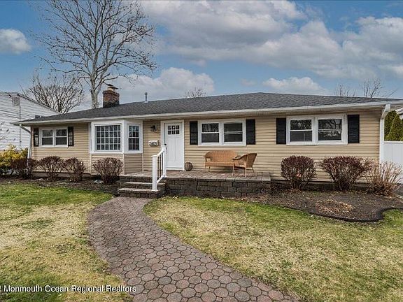3rd image of 2405 Hemlock Ln