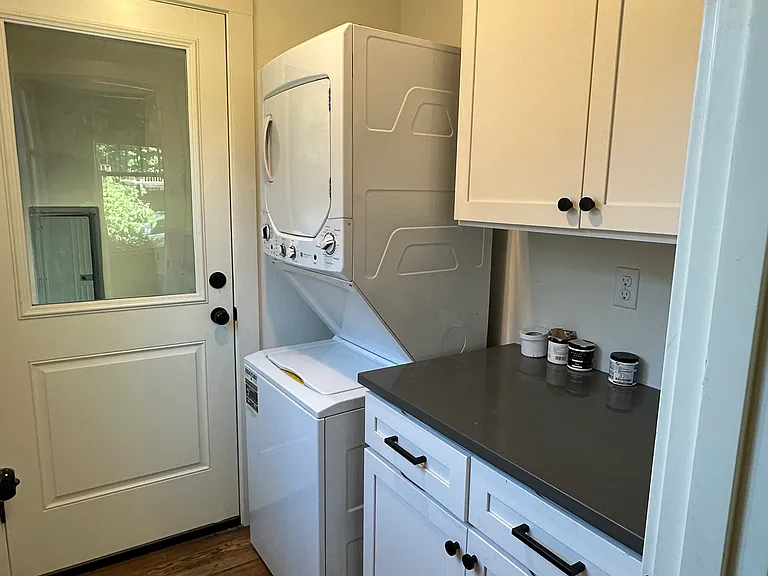 215 W 35th St — Photo 10