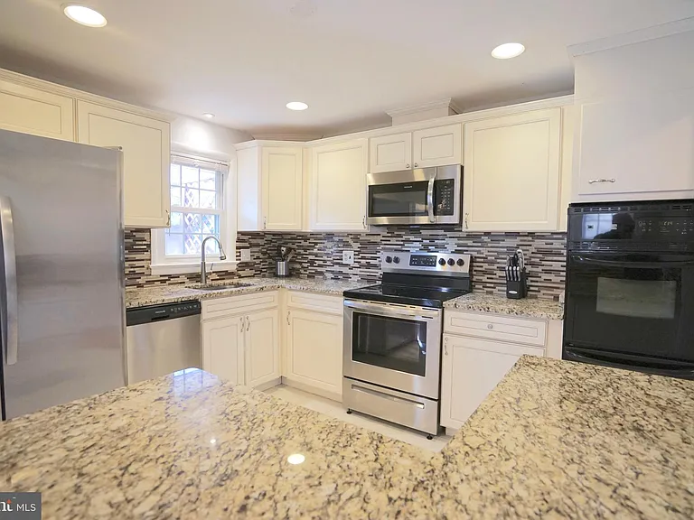 4218 University Dr — Photo 5