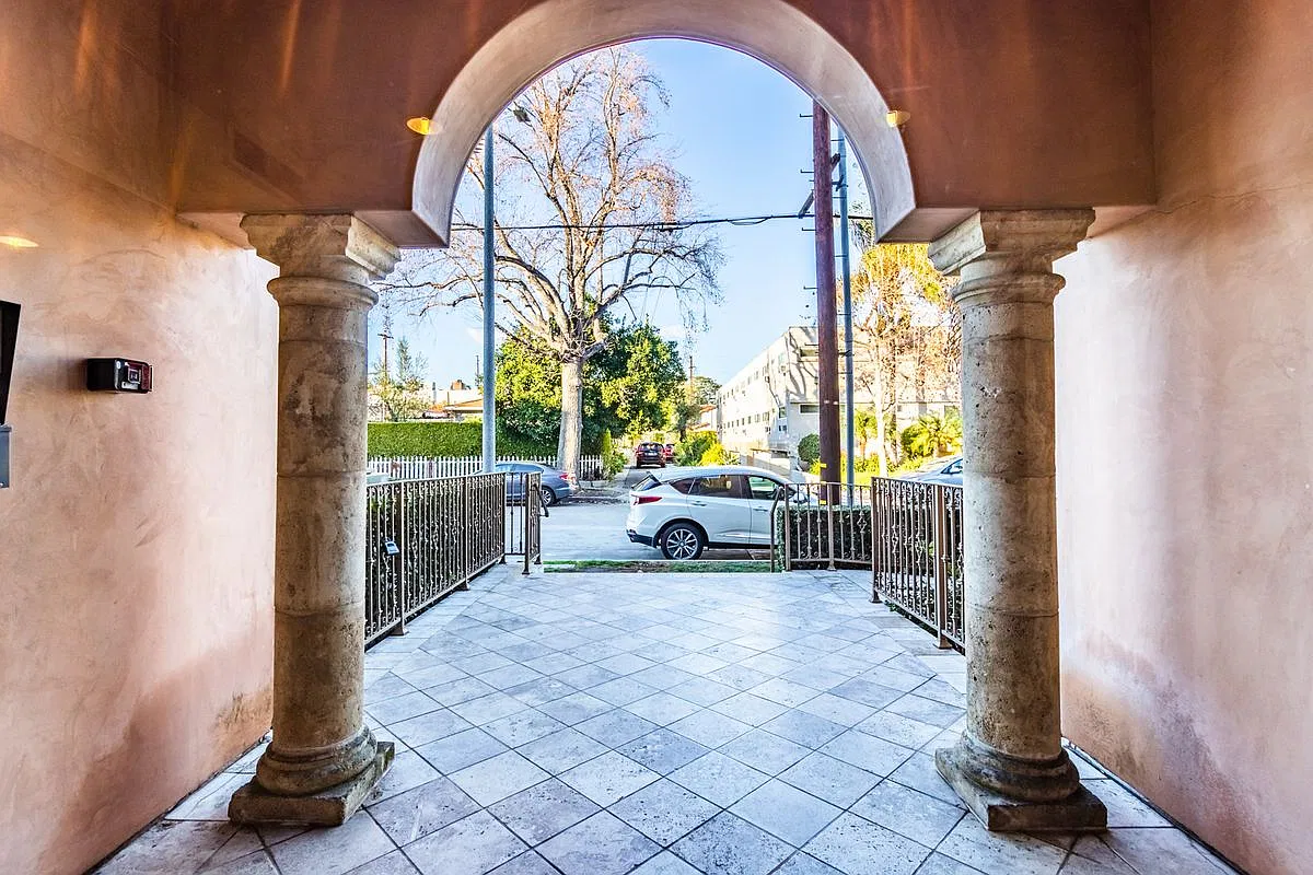 2 bed, 2.0 bath, 1300 sqft, $3,399 — Photo 3