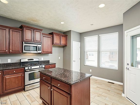 4th image of 301 Kelsey Dr