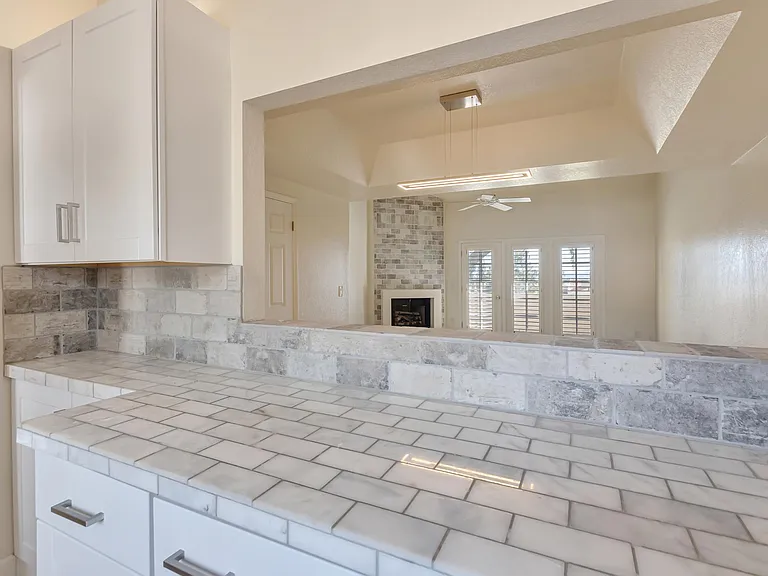 2931 E Rose Ln — Photo 9
