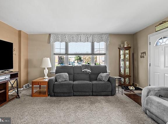 5th image of 2047 Nester St